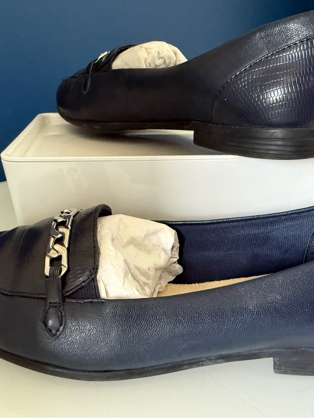 Trotters 6.5 wide-  navy Leather Chain-Trim Loafers - Picture 4 of 5